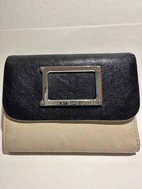 Marc Jacobs Two-tone Pebbled Leather Trifold Small Wallet in Black and Beige